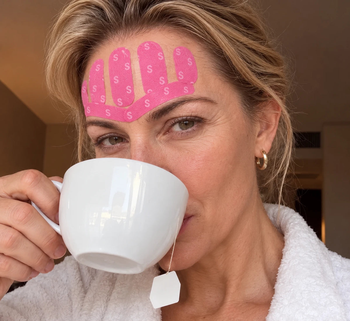 Tomando un té con las cintas Seda en la frente