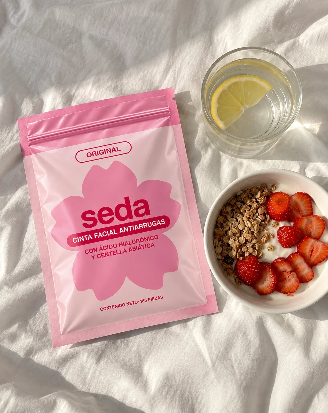 Sobre de cinta Seda sobre la cama, con desayuno